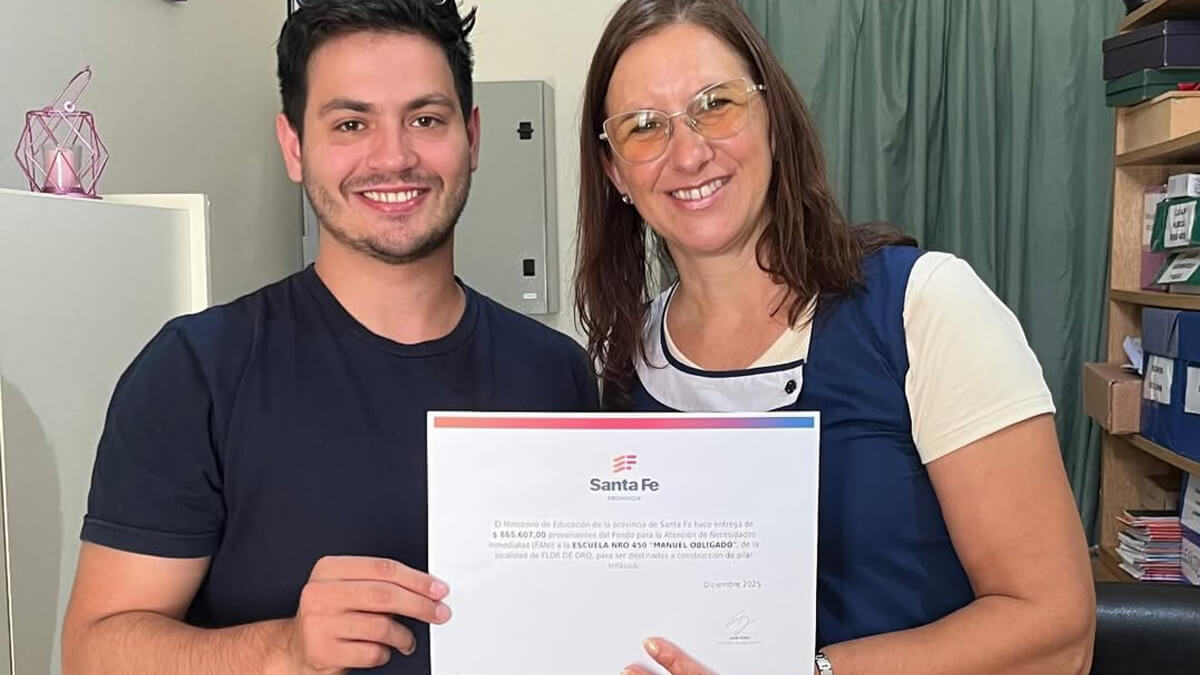 Williams Sandrigo entrega aporte del FANI a la directora Marcela Yoris para construir pilar trifásico en la Escuela Manuel Obligado de Flor de Oro