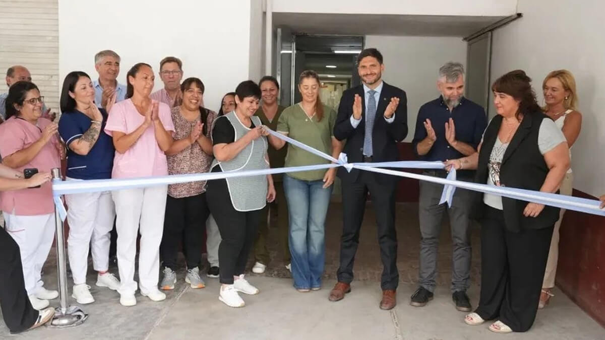 Corte de cintas en la inauguración de las remodelaciones del sector cocina y depósito del SAMCo San Justo, obra de refacción y modernización con inversión provincial