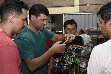 alumnos realizando practicas de mecanica automotor en curso de motores nafteros y diesel en Avellaneda