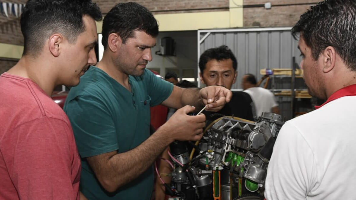 alumnos realizando practicas de mecanica automotor en curso de motores nafteros y diesel en Avellaneda
