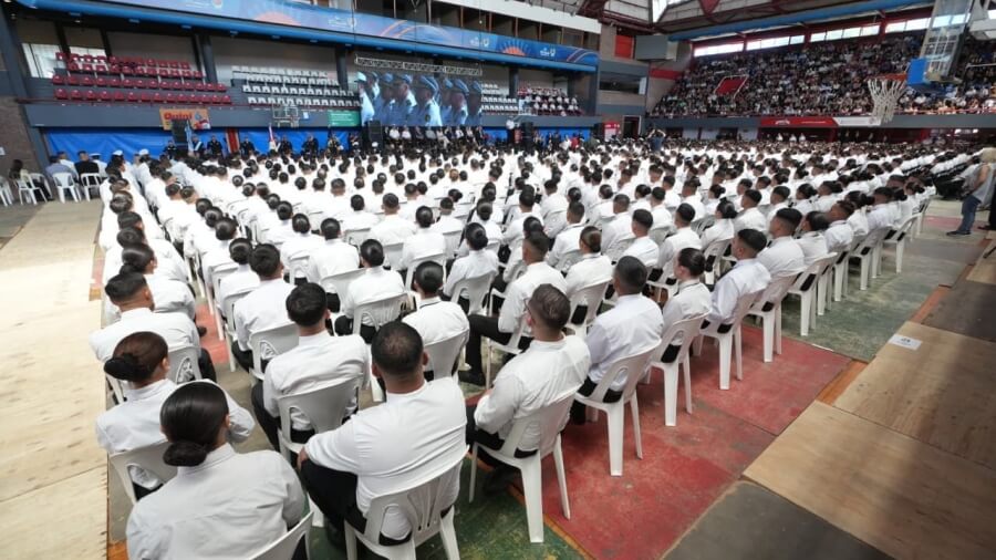 Egresados de la Policía de Santa Fe durante el acto en el estadio Ángel Malvicino del Club Unión promoción 2024-2025 Isep