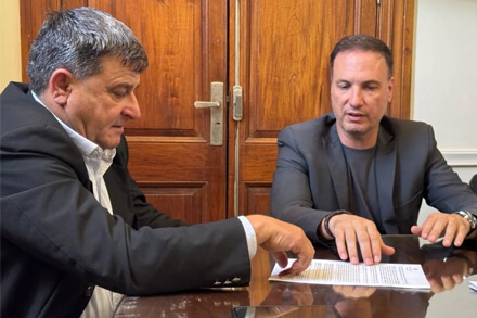 Roberto Giuliani firma convenio con Lisandro Enrico para obra de agua potable en Nicanor Molinas
