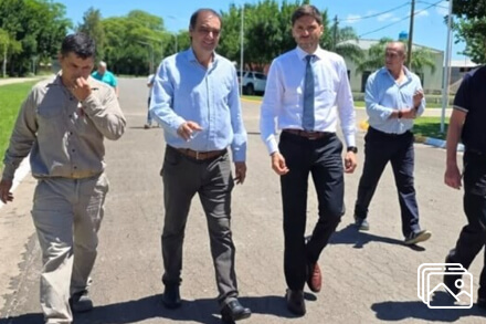 El presidente comunal Héctor Zat junto al gobernador Maxi Pullaro