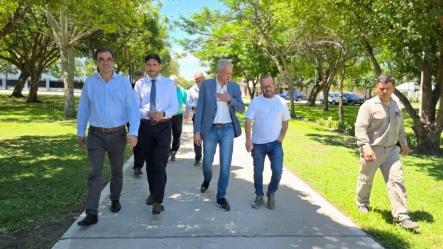 Zat y Pullaro recorriendo la plaza de Guadalupe Norte, donde se realizó una importante remodelación para ponerla en valor. Acompañan el diputado Scarpín y el Direcctor Regional Duarte
