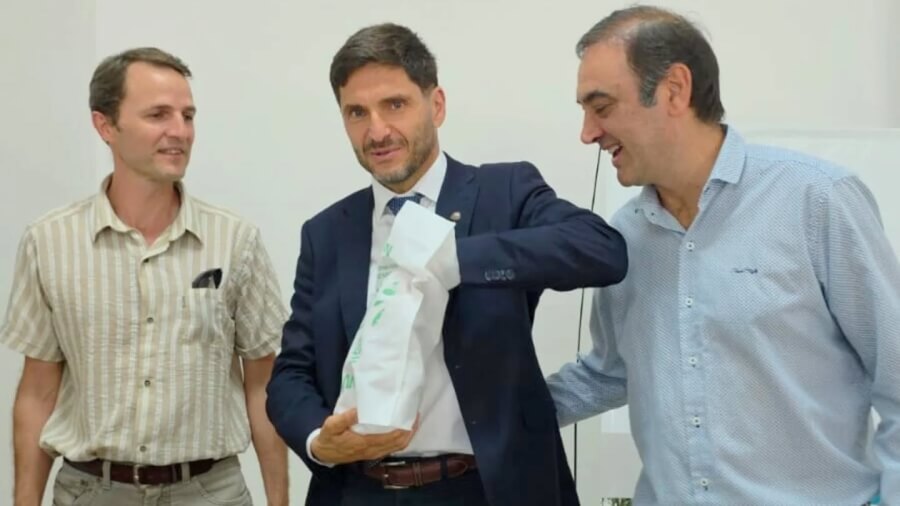 Pullaro recibiendo un presente de emprendedores guadalupenses