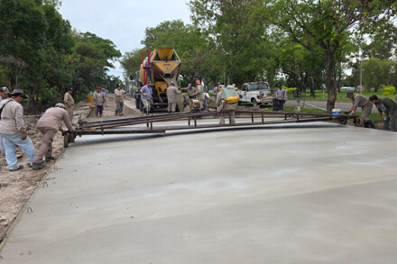 Trabajos de pavimentación en el Acceso Norte de Villa Ocampo con maquinaria vial y obreros municipales mejorando Boulevard Brown