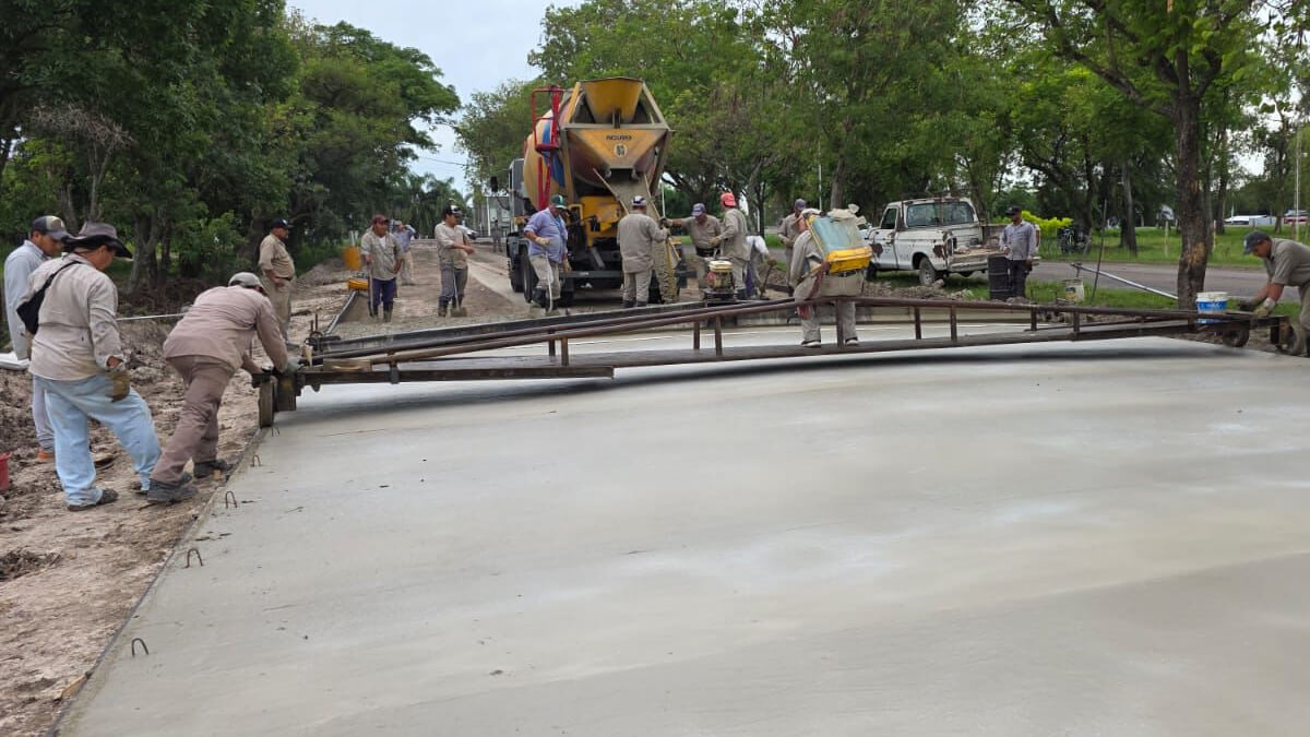 Trabajos de pavimentación en el Acceso Norte de Villa Ocampo con maquinaria vial y obreros municipales mejorando Boulevard Brown
