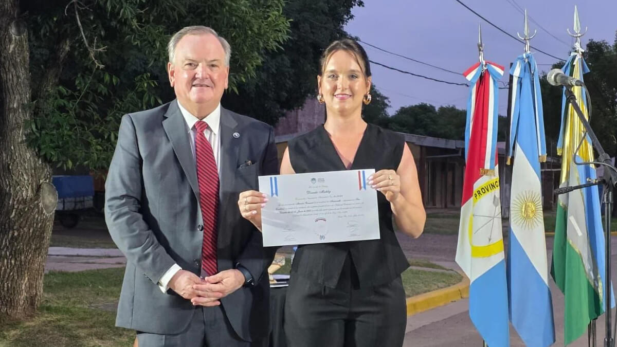 La presidente comunal Dianela Michlig recibe el diploma oficial del Tribunal Electoral durante su asunción en Ambrosetti