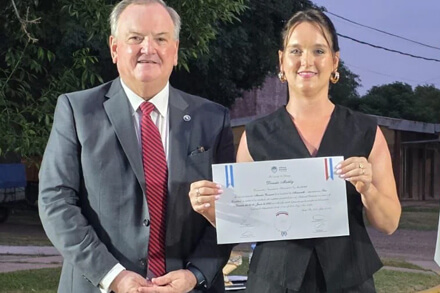 La presidente comunal Dianela Michlig recibe el diploma oficial del Tribunal Electoral durante su asunción en Ambrosetti