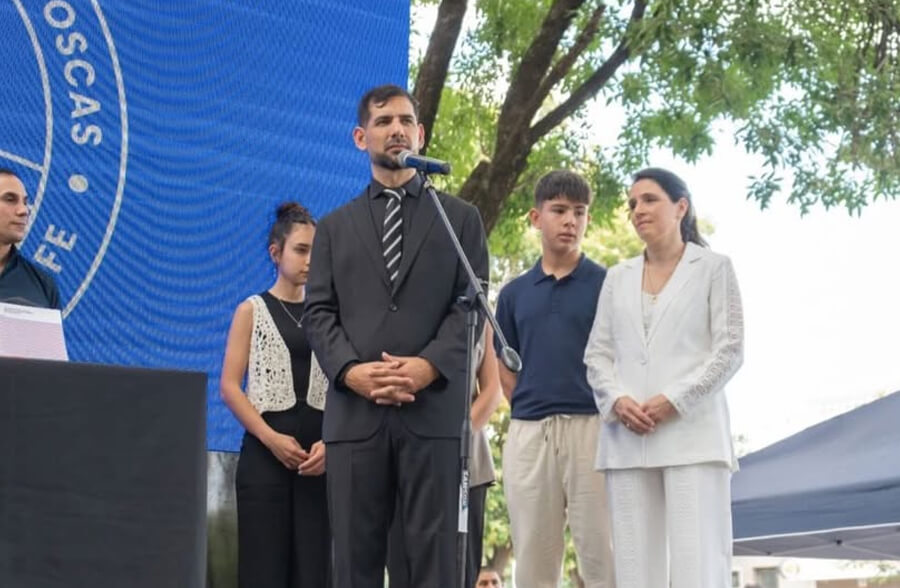 El intendente Iván Sánchez jurando por el mandato que tendrá al frente de la ciudad en el período 2025-2029