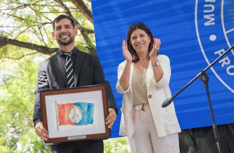 Sánchez recibiendo reconocimienot de la diputada provincial Clara García