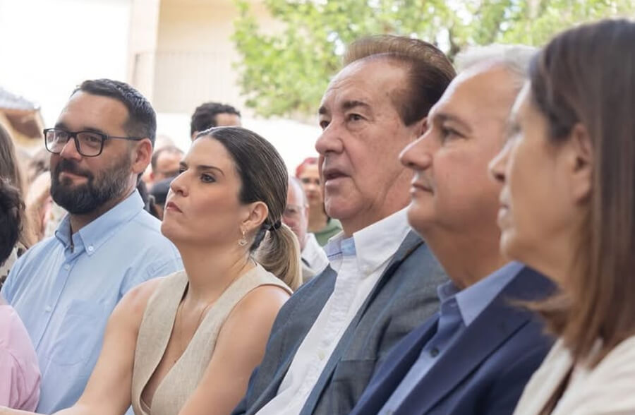 Autoridades que acompañaron la asunción de Sánchez al frente de la intendencia de Las Toscas: Clara García, Pablo Farías, Orfilio Marcón, Charo Mancini y Chiqui Rojas