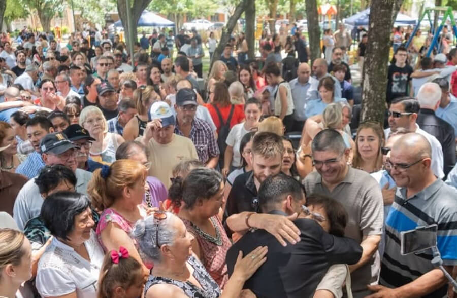 Gran cantidad de vecino colmó la plaza para participar del acto de asunción de Sánchez y expresarle su apoyo