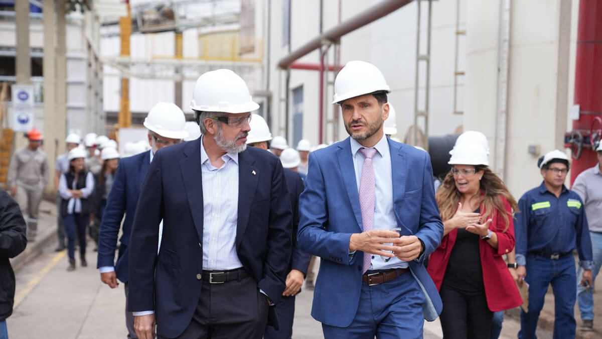 Pullaro recorriendo las instalaciones industriales de Molinos Agro en San Lorenzo