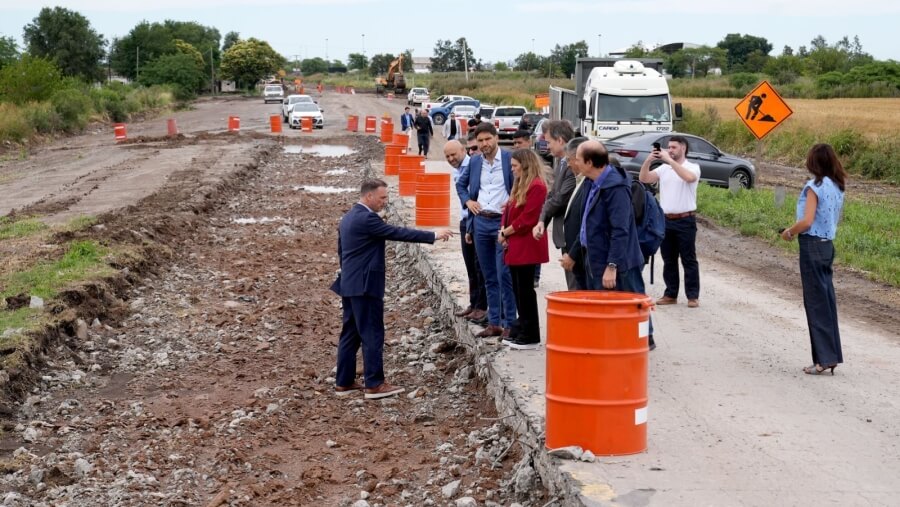 El gobernador Pullaro recorriendo las obras de pavimentación del Desvío Giardino hacia los puertos de Timbúes