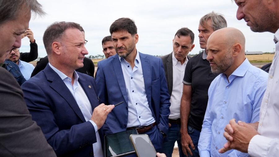 Pullaro junto a ministros de su gobierno, recorriendo obras claves que se realizan en el sector porturio del su provincial que brindarán mejor infraestructura vial al servicio de la producción