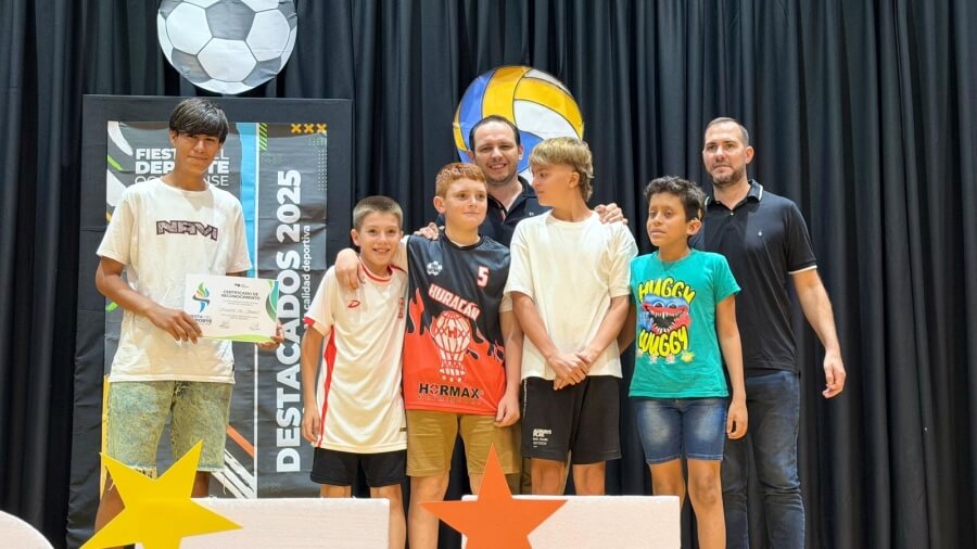 El intendente Marega entrega una distinción a jóvenes deportistas destacados de Villa Ocampo