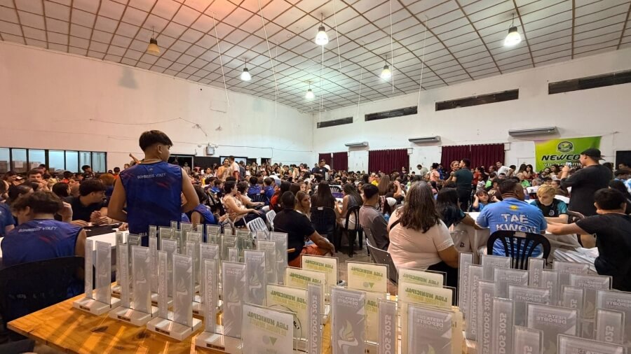 Vista general de la Fiesta del Deporte 2025 con premiados y participantes en el salón de Villa Ocampo