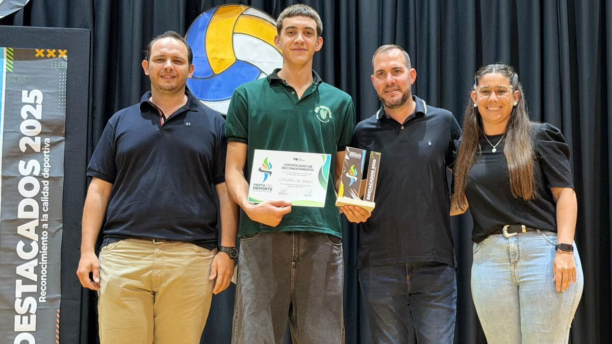 Entrega de mención a deportista destacado durante la Fiesta del Deporte 2025 en Villa Ocampo