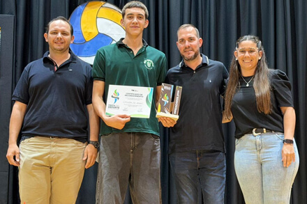 Entrega de mención a deportista destacado durante la Fiesta del Deporte 2025 en Villa Ocampo