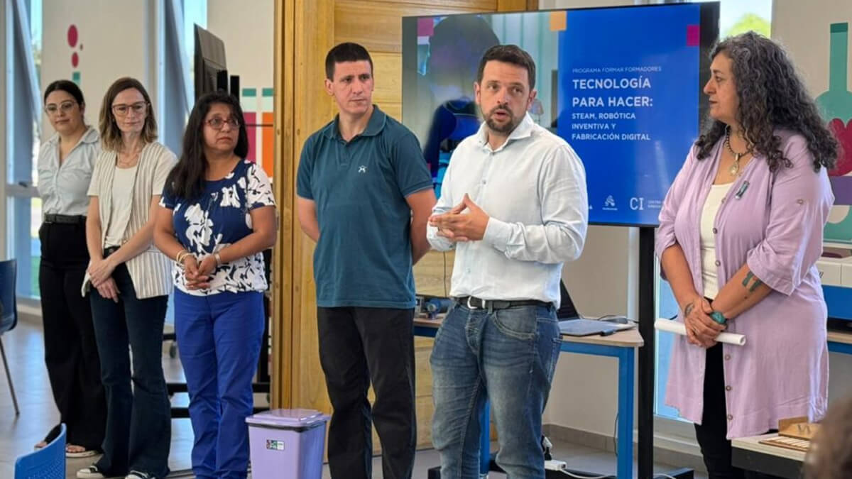 El intendente Gonzalo Braidot da la bienvenida a docentes en la capacitación STEAM en Avellaneda