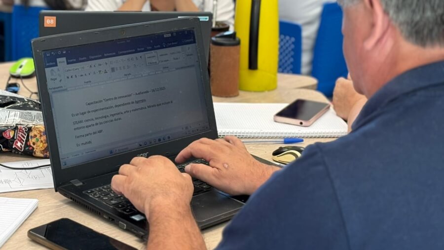 Docente participante de la capacitación en tecnología STEAM en Avellaneda trabajando con una notebook durante el taller