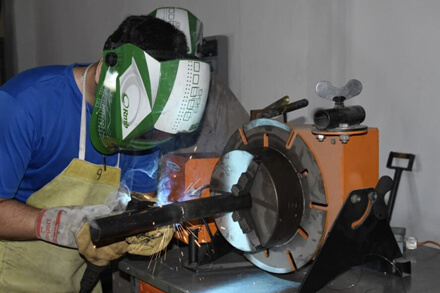 Persona capacitándose en el curso de soldadura TIG y MIG/MAG en Avellaneda con equipos industriales