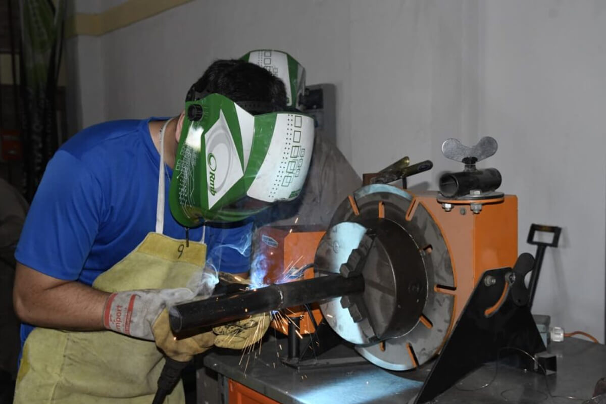 Persona capacitándose en el curso de soldadura TIG y MIG/MAG en Avellaneda con equipos industriales