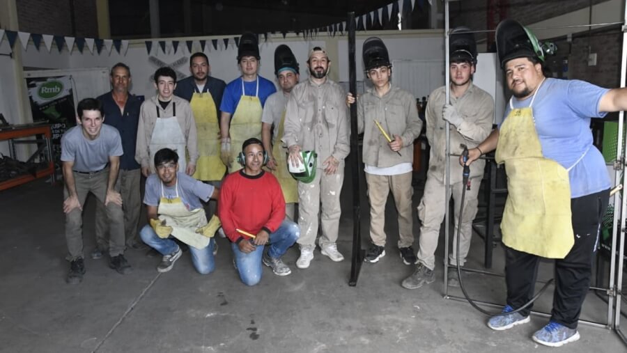 Participantes del curso de soldadura TIG y MIG/MAG realizando prácticas en el Centro de Oficios de Avellaneda