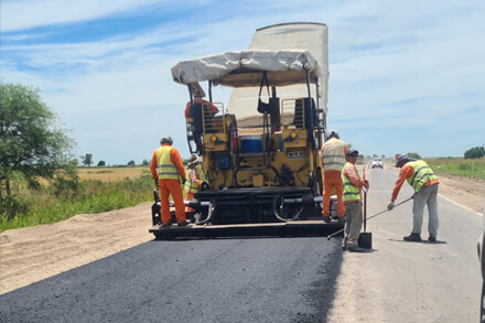 Personal realiza tareas de repavimentación sobre la Ruta Provincial 39 en los accesos al puente del río Salado en La Penca