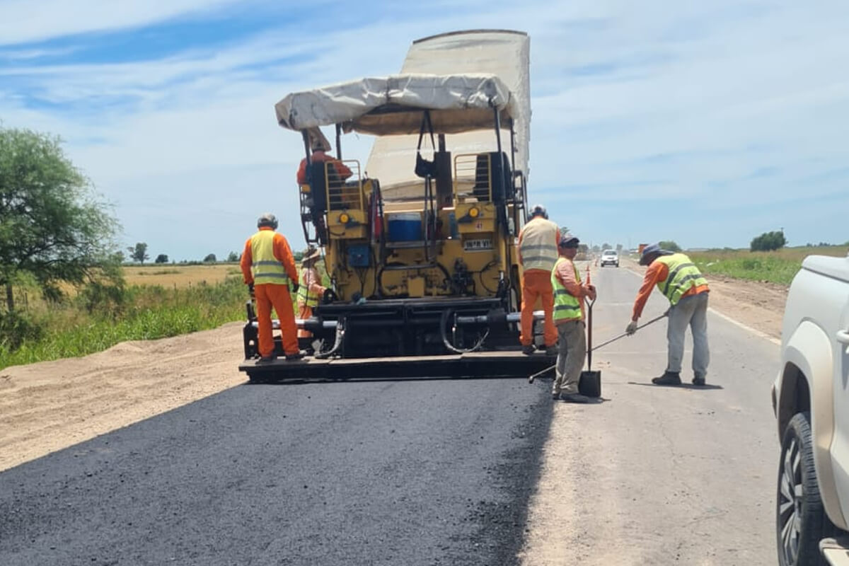 Personal realiza tareas de repavimentación sobre la Ruta Provincial 39 en los accesos al puente del río Salado en La Penca