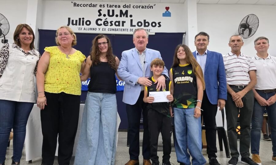 El senador Michlig realizando la entrega de aportes a instituciones