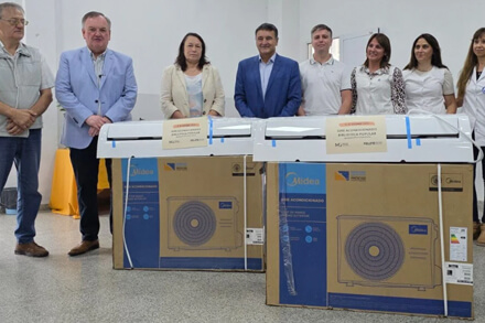 Felipe Michlig entrega equipos de aire acondicionado a una escuela de San Cristóbal con fondos FANI