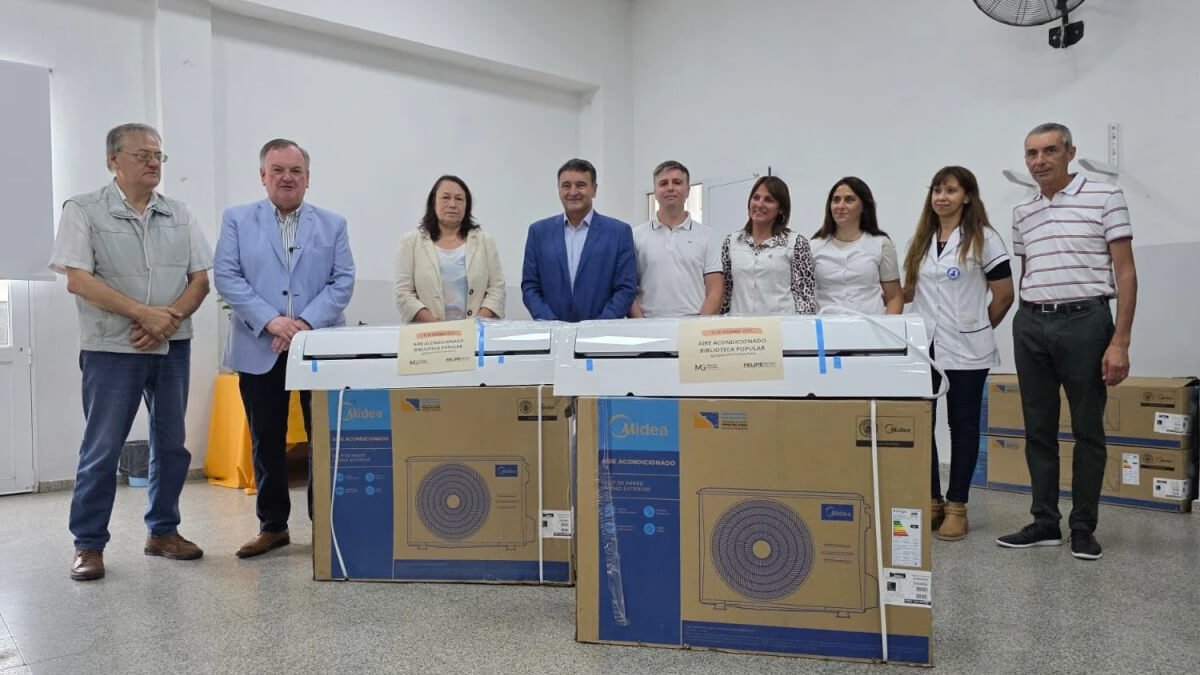 Felipe Michlig entrega equipos de aire acondicionado a una escuela de San Cristóbal con fondos FANI