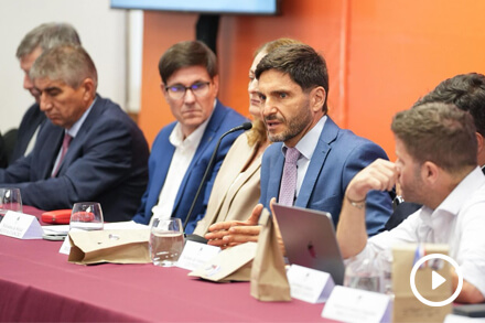 El gobernador Maximiliano Pullaro encabezando la reunión de Gabinete ampliado en Rosario sobre transformación digital del Estado santafesino