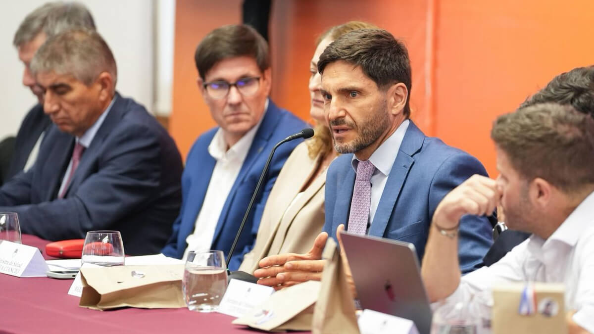 El gobernador Maximiliano Pullaro encabezando la reunión de Gabinete ampliado en Rosario sobre transformación digital del Estado santafesino