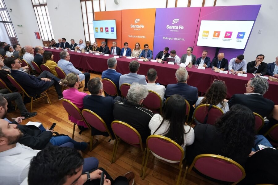 Autoridades provinciales durante la reunión de Gabinete ampliado del Gobierno de Santa Fe en la sede de Rosario