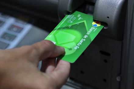 Persona utilizando cajero automático