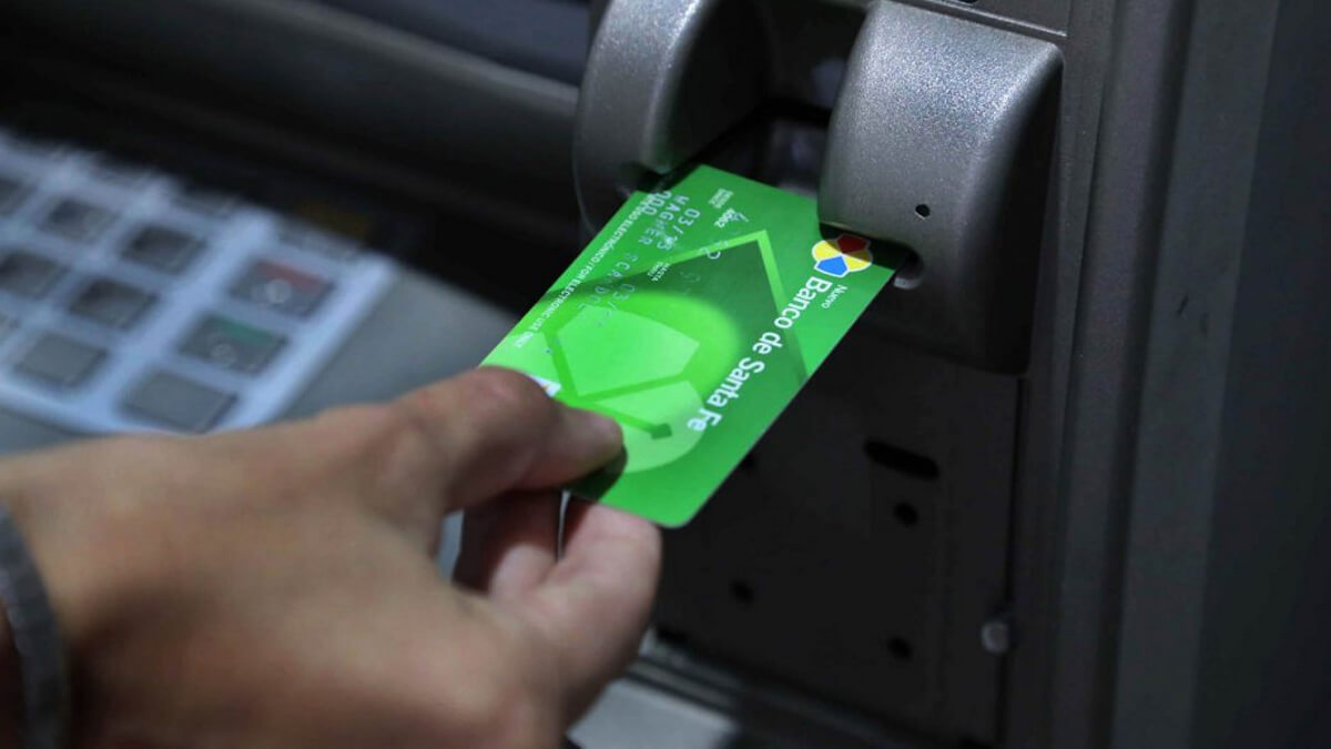 Persona utilizando cajero automático