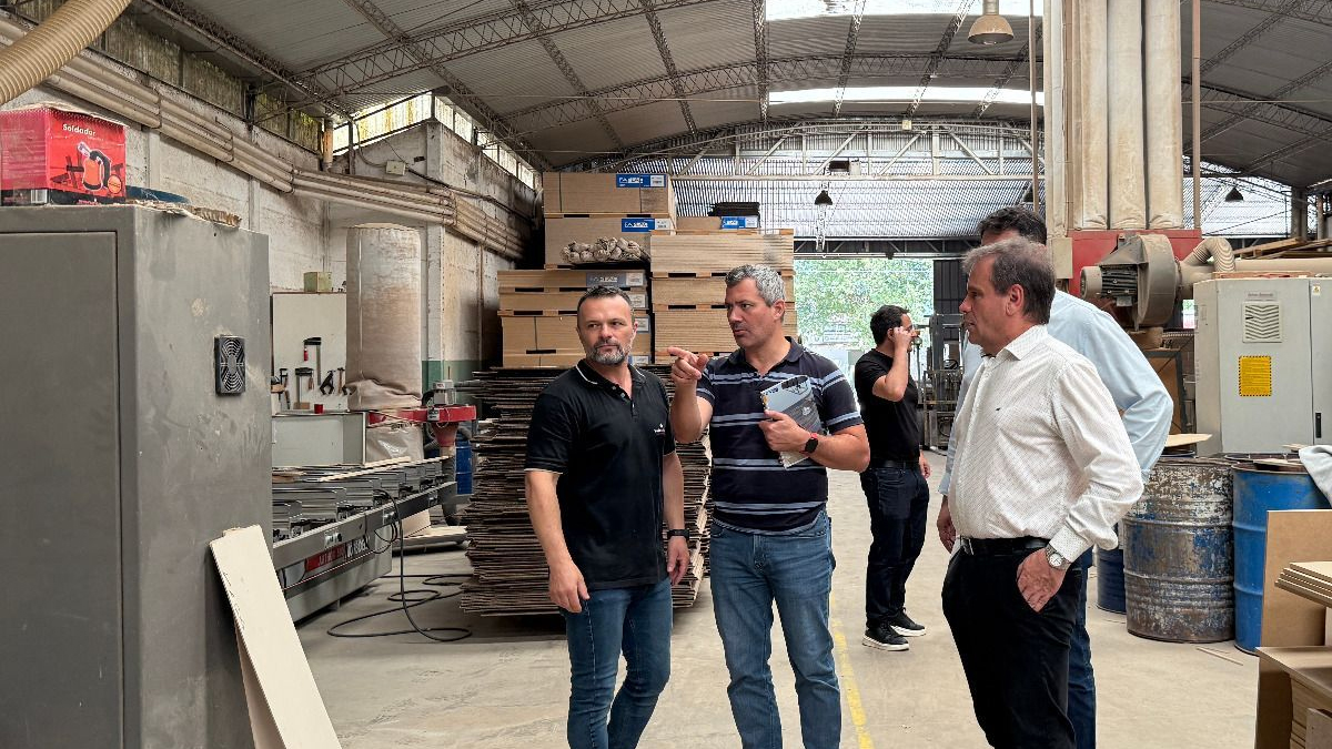 Autoridades del Gobierno de Santa Fe recorren una fábrica de muebles en el marco del programa Acuerdo Santa Fe