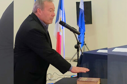 Walter Sánchez jurando como presidente comunal de Las Garzas para el período 2025–2027 durante el acto de asunción