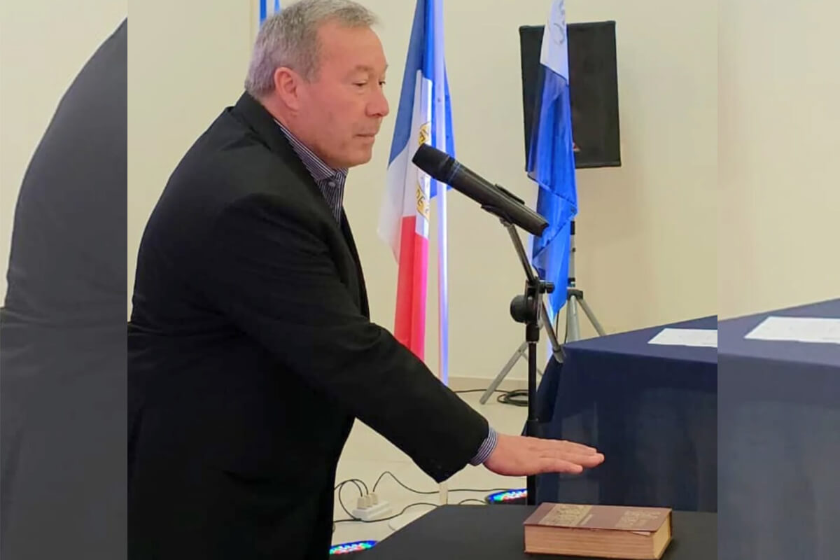 Walter Sánchez jurando como presidente comunal de Las Garzas para el período 2025–2027 durante el acto de asunción