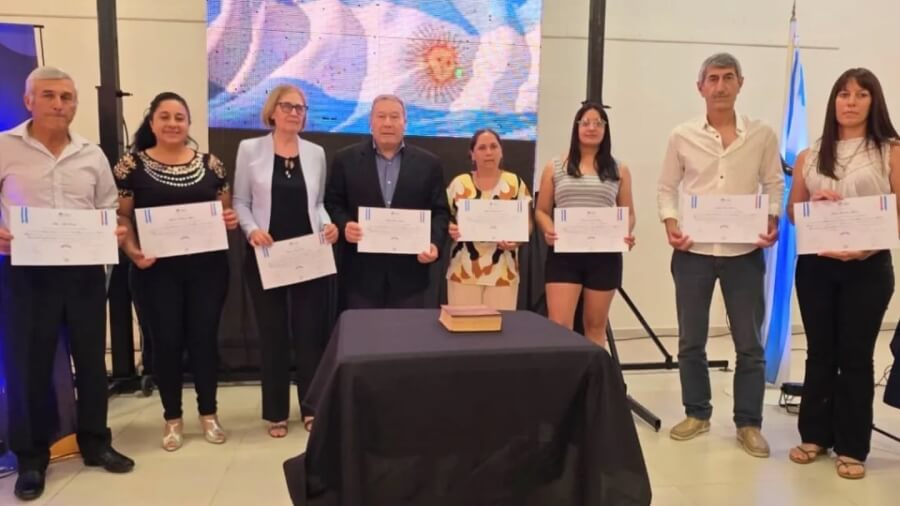 Nueva comisión comunal de Las Garzas junto a Walter Sánchez exhibiendo certificados tras la asunción 2025–2027