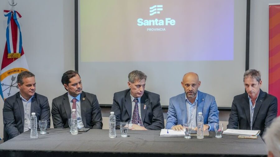 Mesa de presentación de la Ley Tributaria 2026 en el Puerto de Santa Fe con ministros y autoridades provinciales