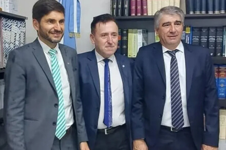 Juez Aldo Alurralde junto al gobernador Maximiliano Pullaro y el ministro de Gobierno Fabián Bastia durante acto institucional en Santa Fe