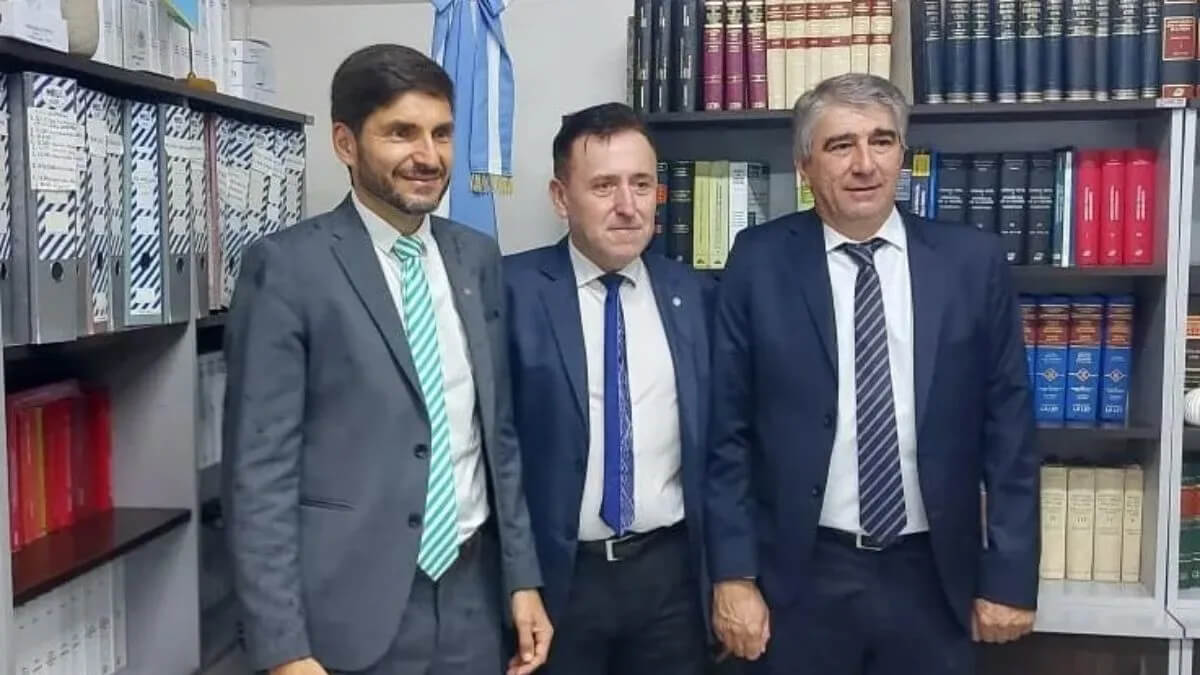 Juez Aldo Alurralde junto al gobernador Maximiliano Pullaro y el ministro de Gobierno Fabián Bastia durante acto institucional en Santa Fe