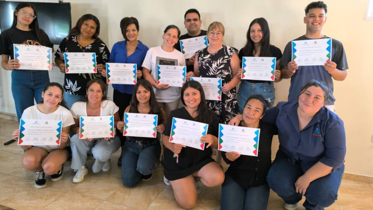 Egresados del Taller de Orientación Laboral de Avellaneda reciben certificados tras completar la capacitación municipal