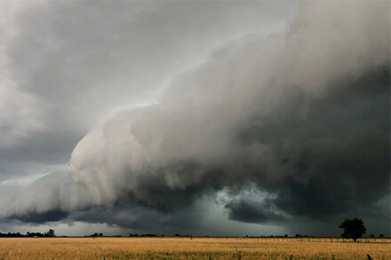 Frente de tormenta avanzando con nubes oscuras y viento fuerte