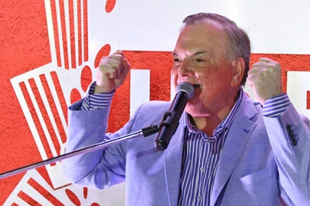 Felipe Michlig dirigiendo la palabra durante el acto de renovación de autoridades de la UCR Santa Fe