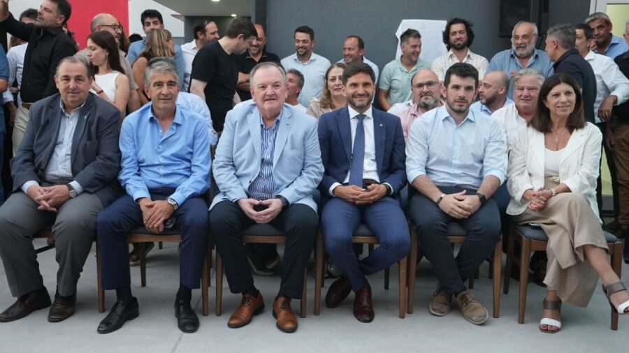 El gobernador Maximiliano Pullaro junto a Felipe Michlig, Fabian Bastia, Leonel Chiarella, Clara García y Juan Poletti en el encuentro de la UCR